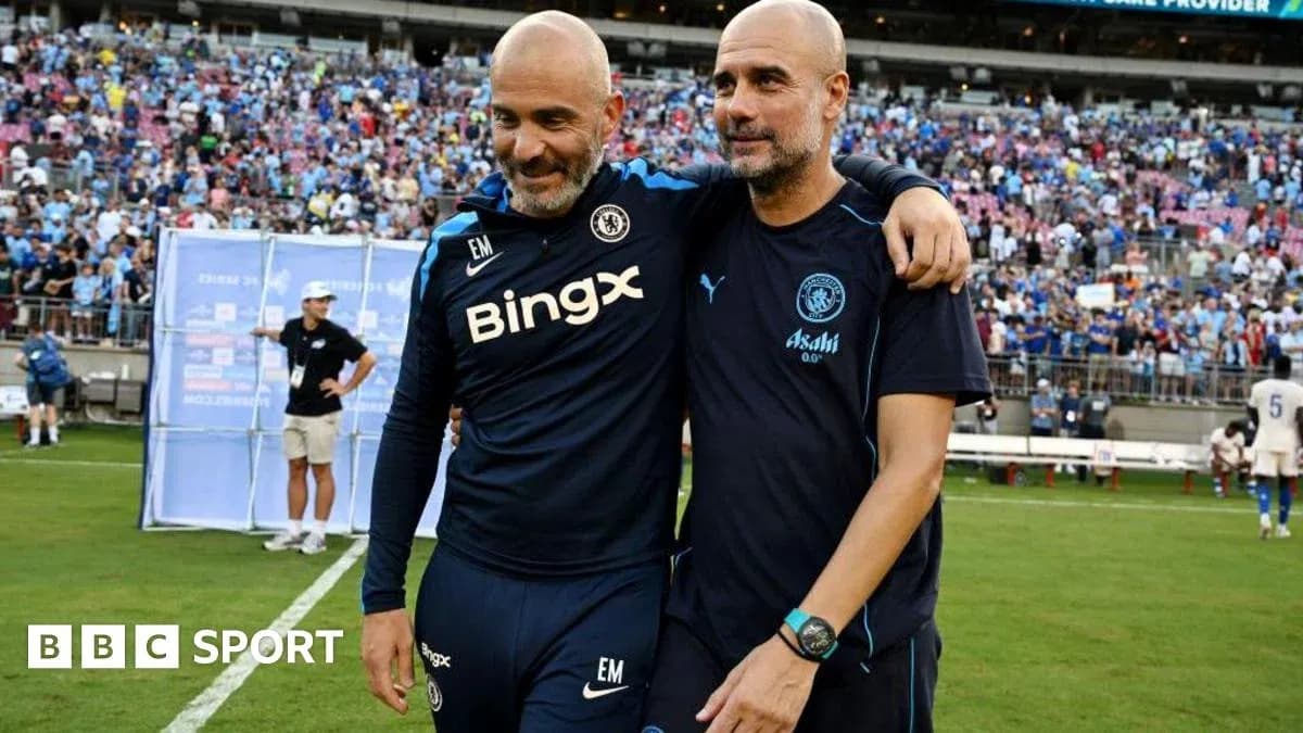 Entrenadores abrazándose tras el partido