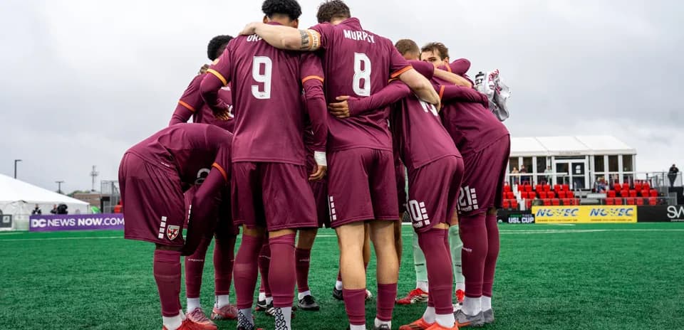 Jugadores de Loudoun United en formación