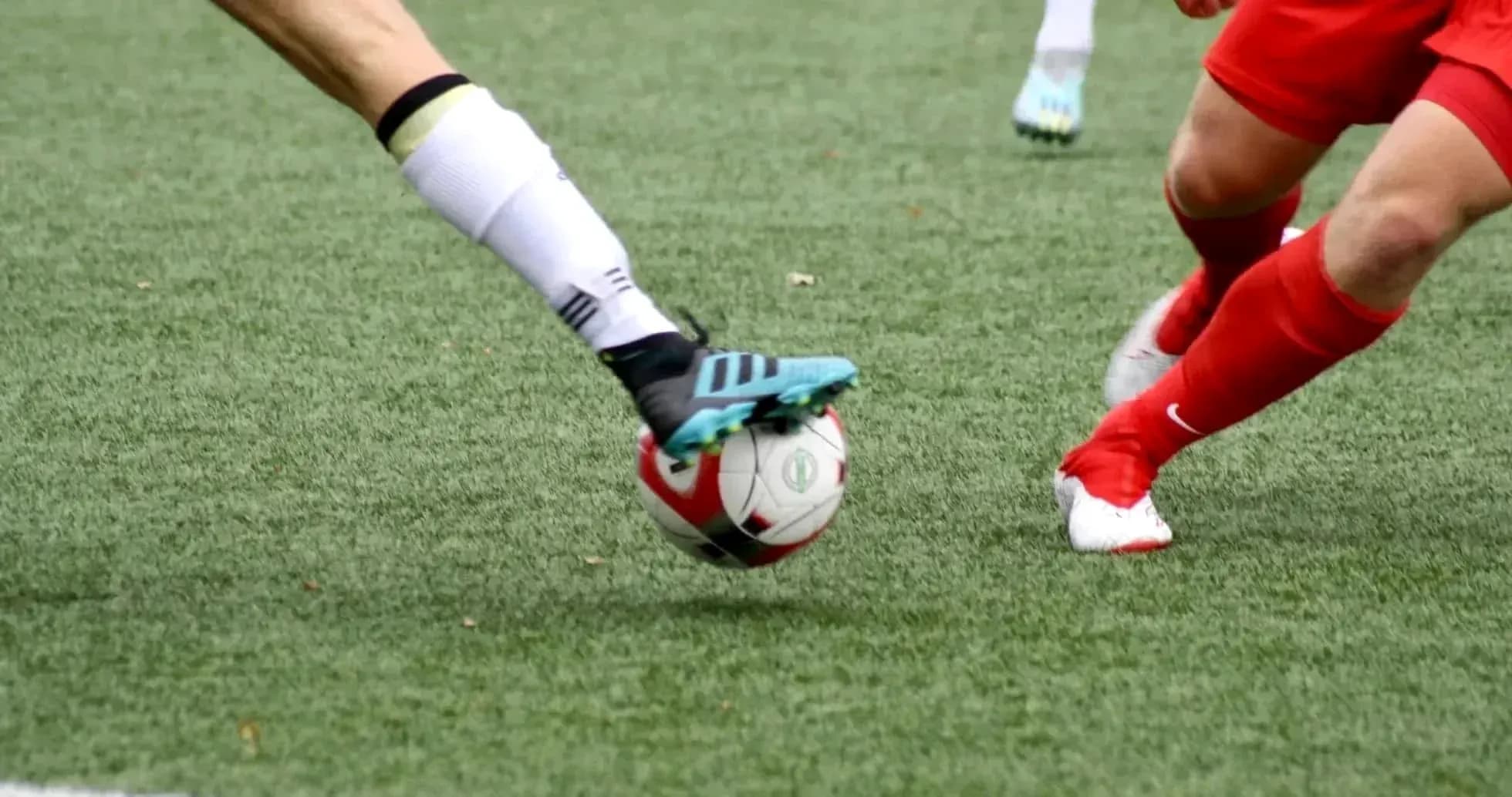 Jugadora pateando el balón en el fútbol