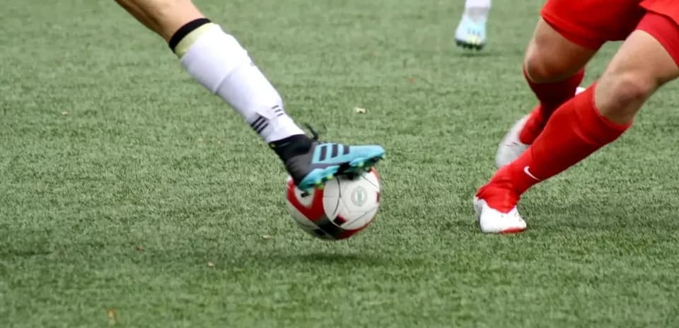 Jugadora pateando el balón en el fútbol