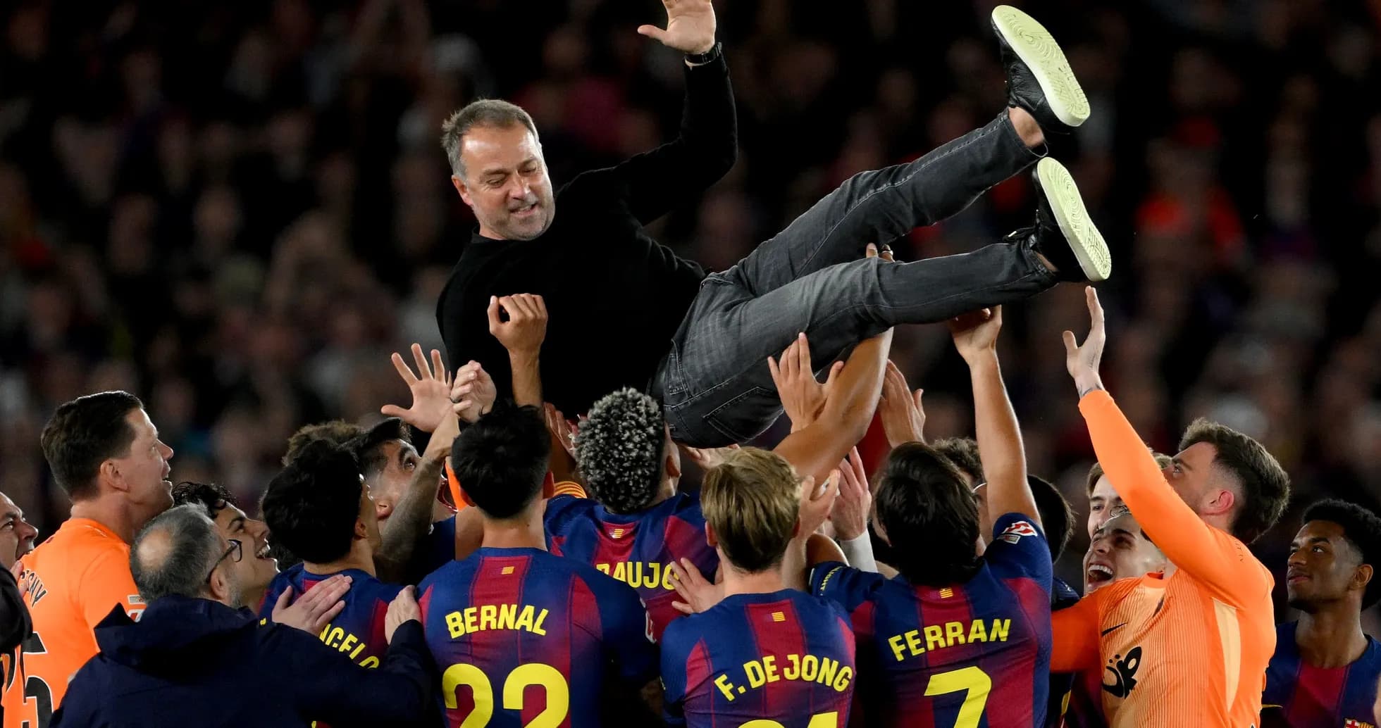 Entrenador levantado por jugadores del FC Barcelona