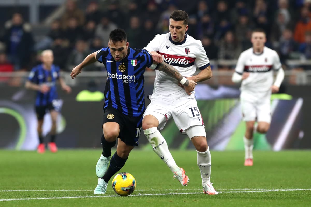 Luchando por el balón en Bologna vs Inter