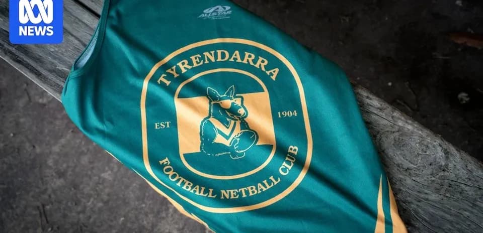 Camiseta del Tyrendarra Football Netball Club sobre una mesa