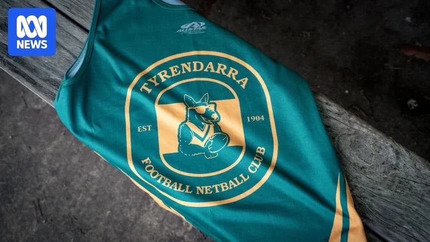 Camiseta del Tyrendarra Football Netball Club sobre una mesa