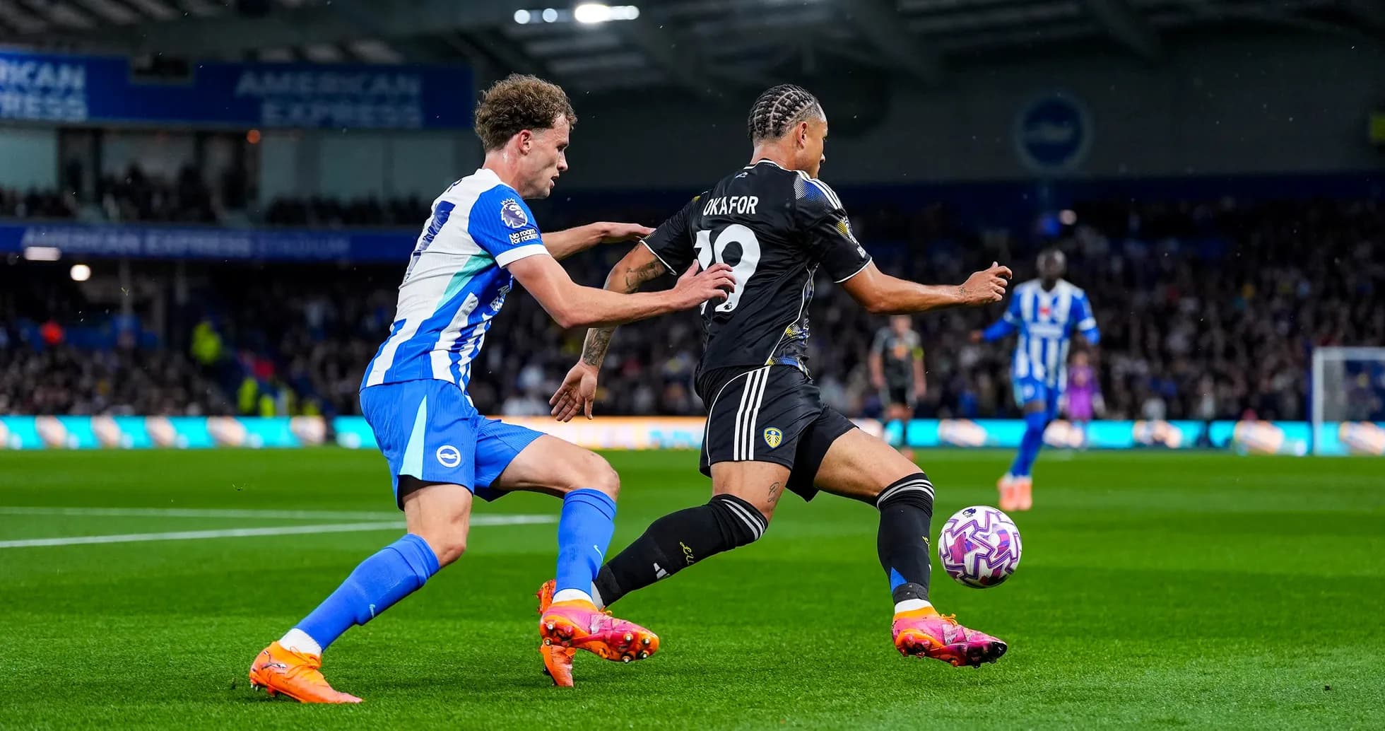 Jugador de Leeds intentando driblar a defensor de Brighton