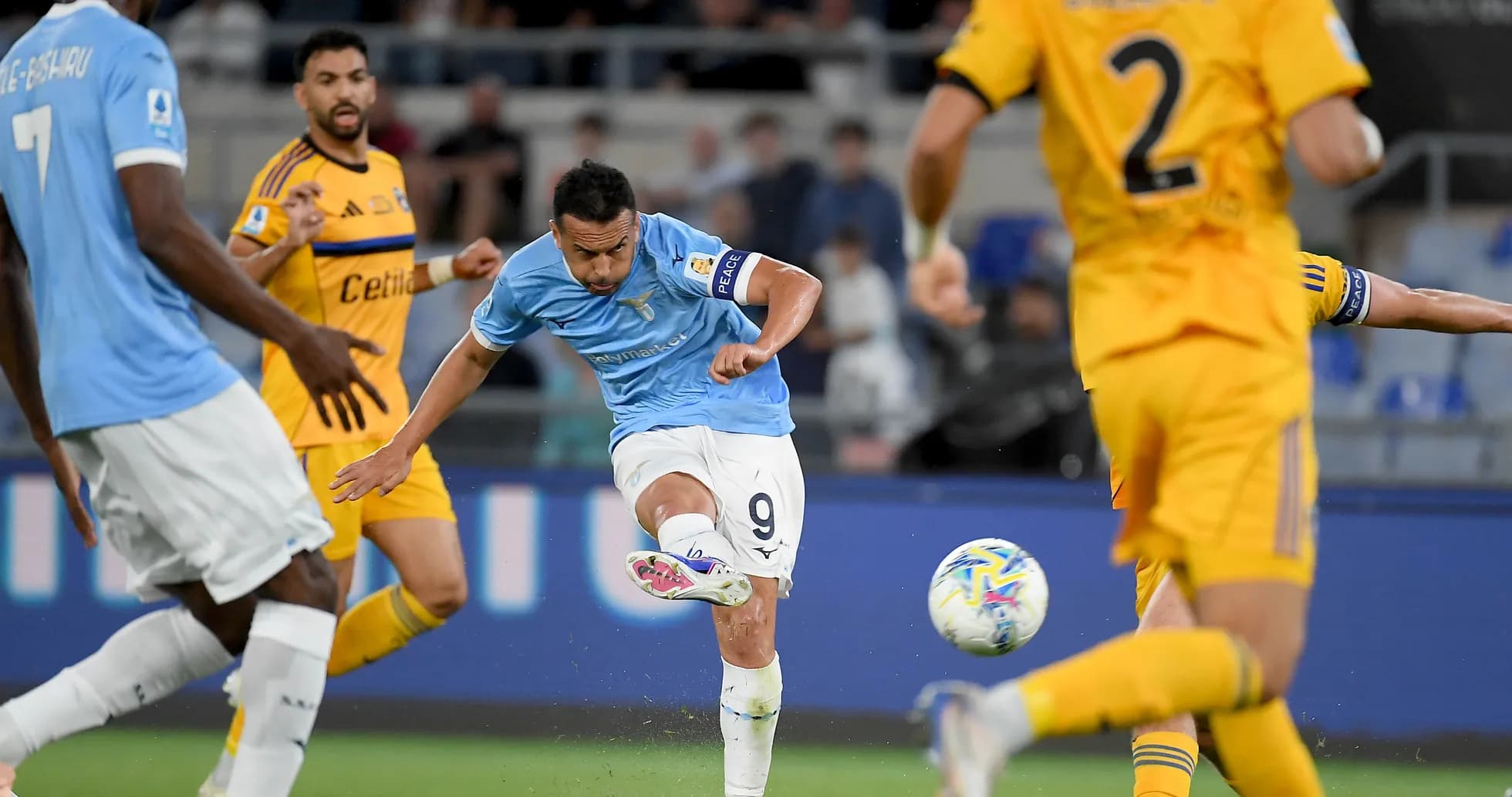 Un jugador de Lazio disparando a puerta