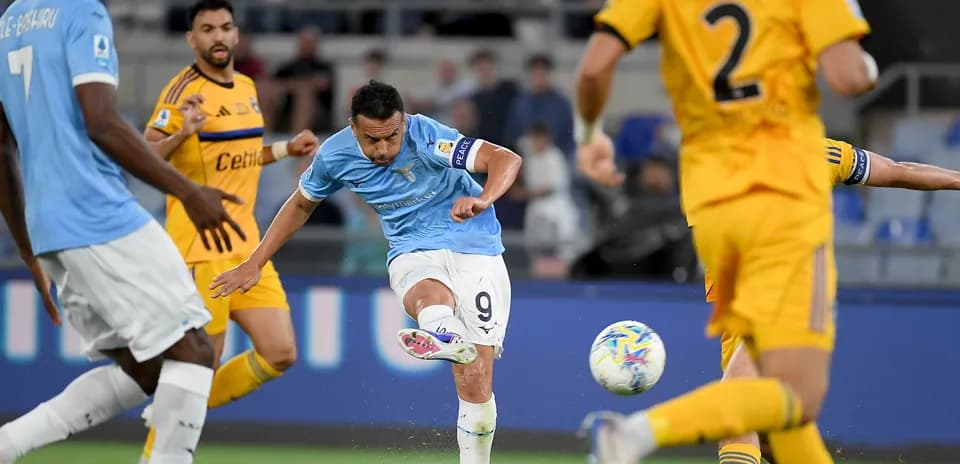 Un jugador de Lazio disparando a puerta