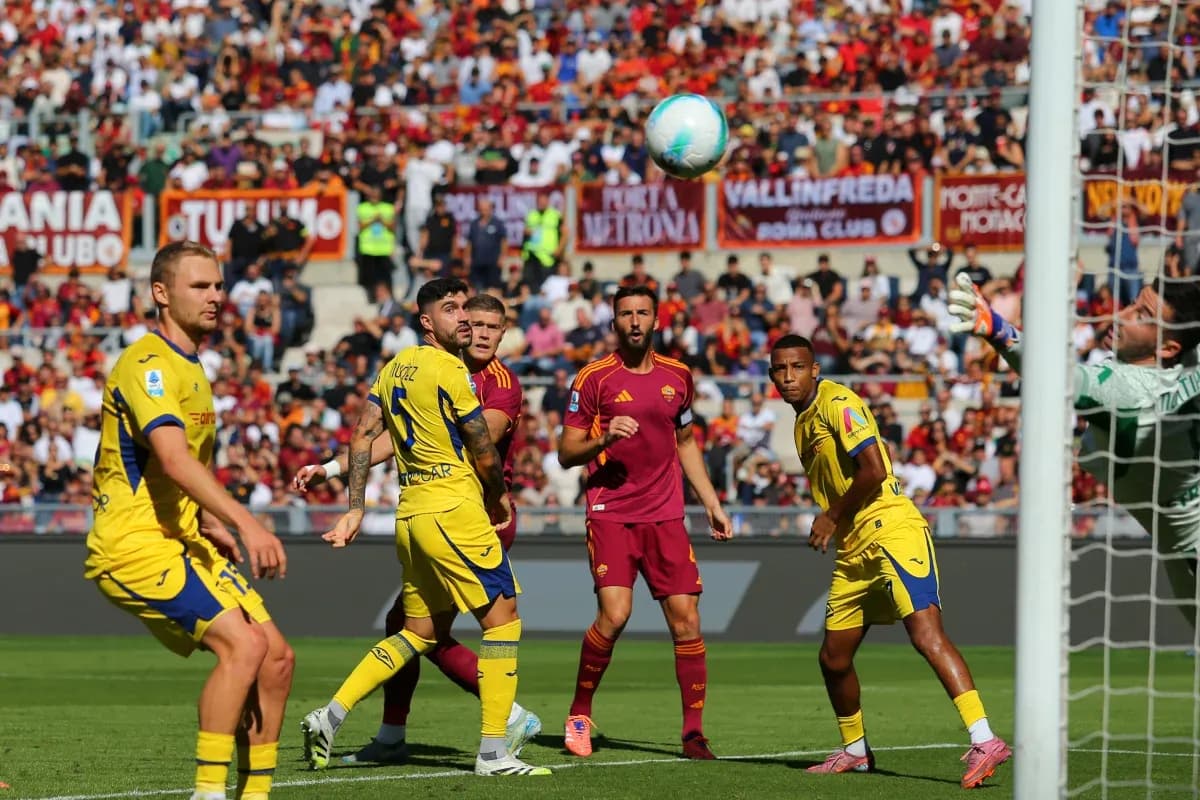 Jugadores de Hellas Verona y AS Roma en acción