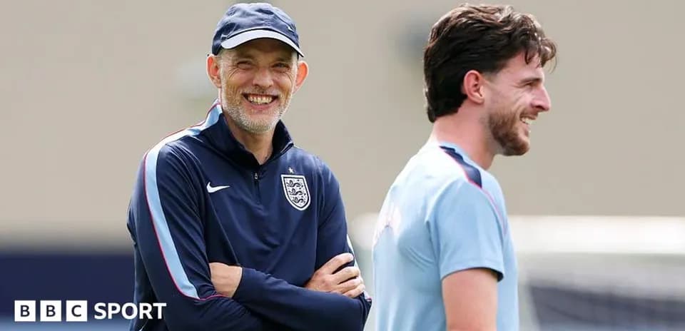 Entrenador y jugador sonriendo durante entrenamiento