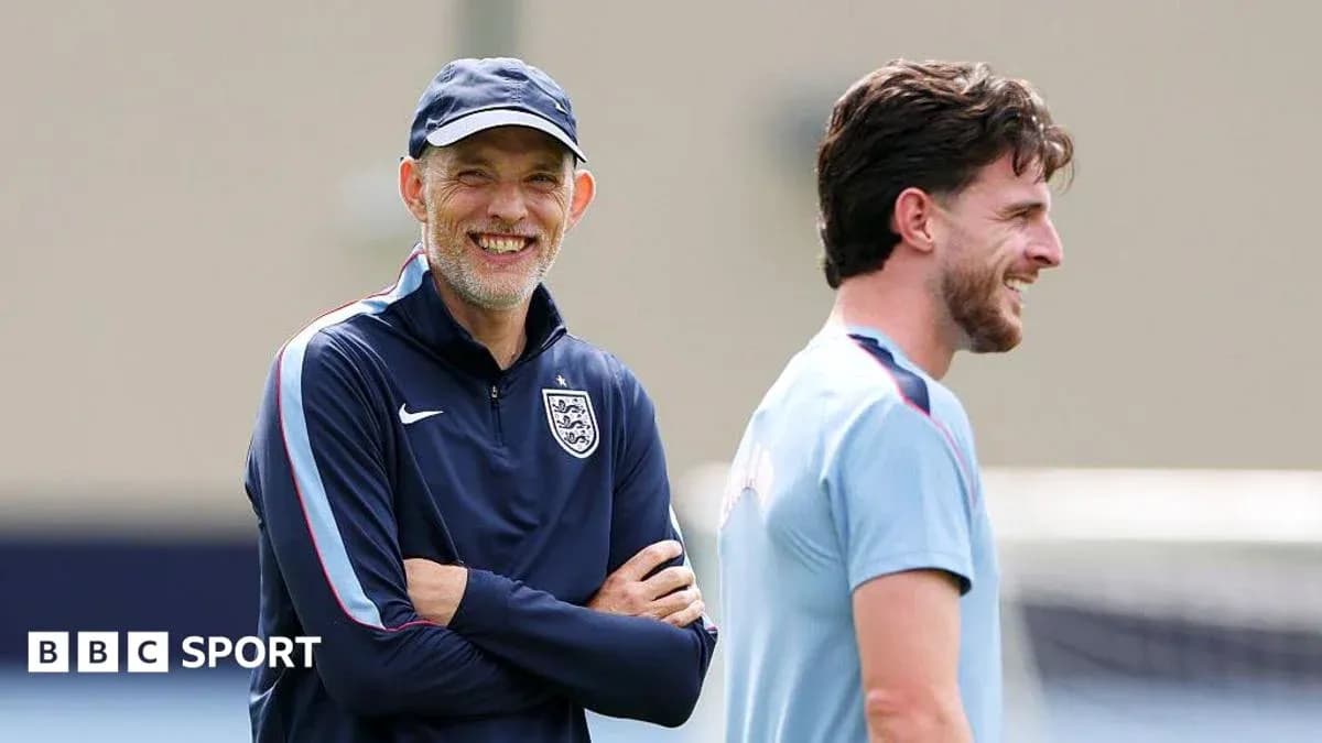 Entrenador y jugador sonriendo durante entrenamiento