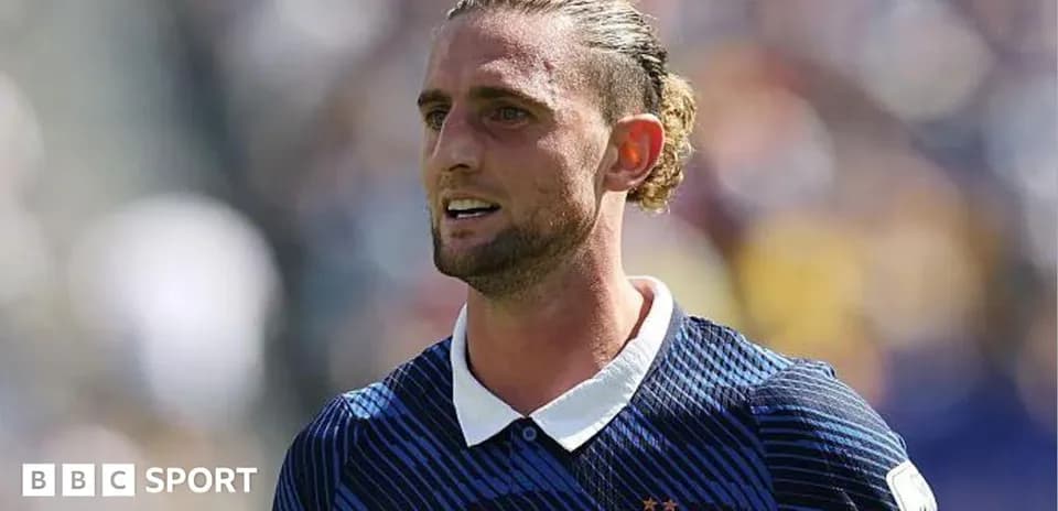 Jugador de fútbol con camiseta de Francia en el campo
