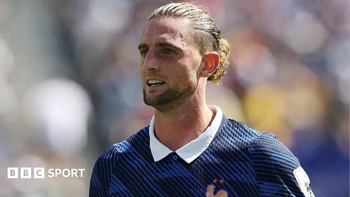 Jugador de fútbol con camiseta de Francia en el campo