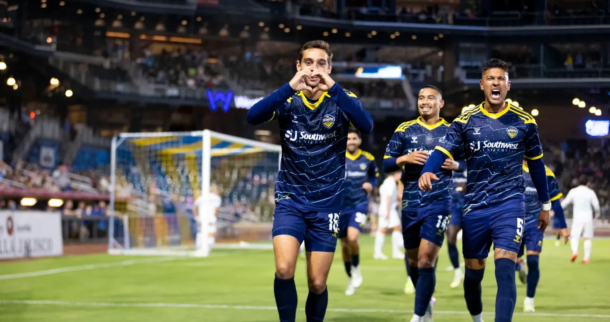 Jugadores del El Paso Locomotive celebrando un gol