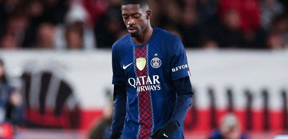 Jugador del PSG caminando por el campo durante el partido