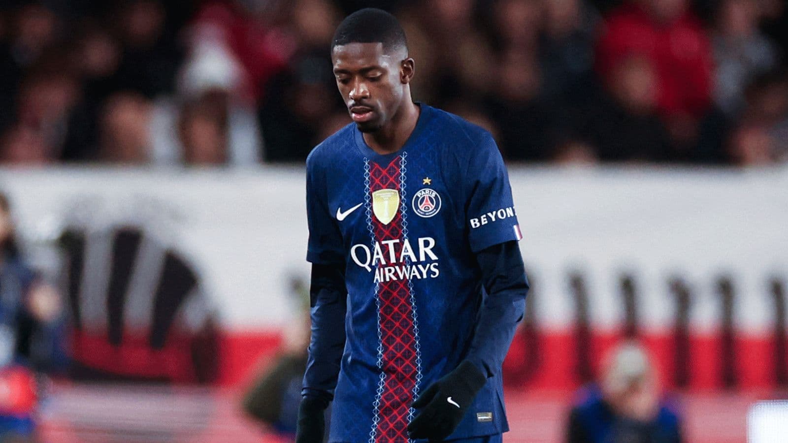 Jugador del PSG caminando por el campo durante el partido