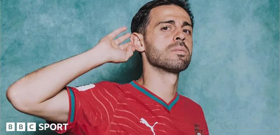 Jugador de fútbol con camiseta roja posando para la foto