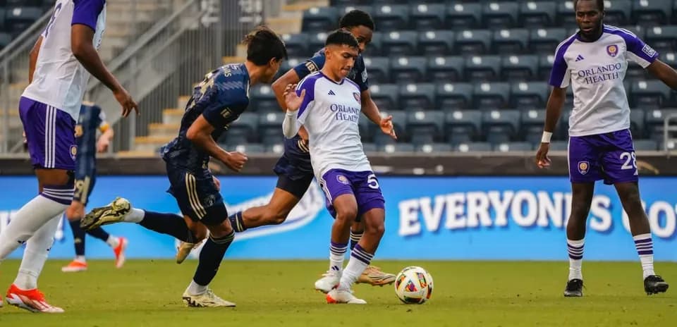 Jugadores de Orlando City II en acción
