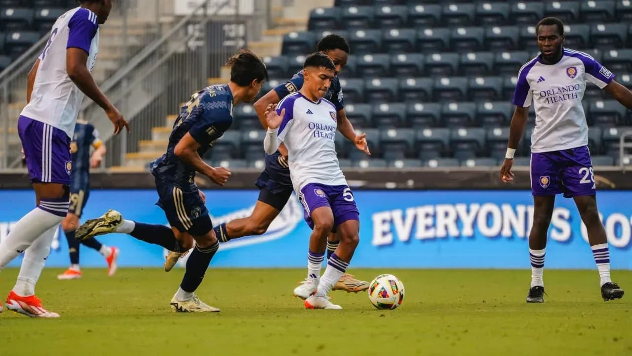Jugadores de Orlando City II en acción