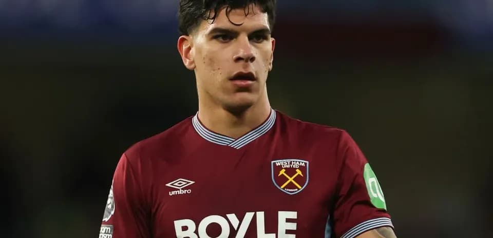 Jugador de West Ham en acción durante el partido