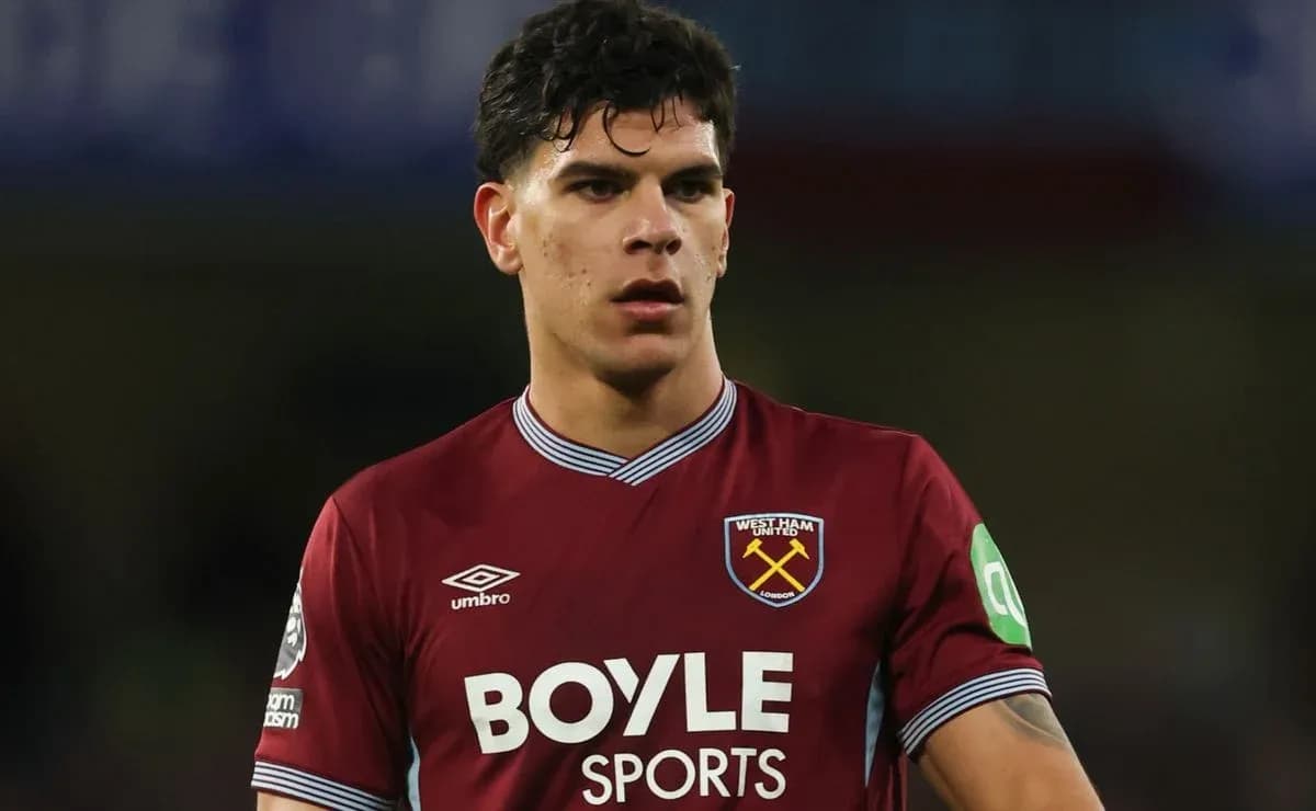 Jugador de West Ham en acción durante el partido