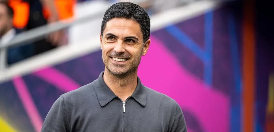 Entrenador sonriente en el banquillo durante partido