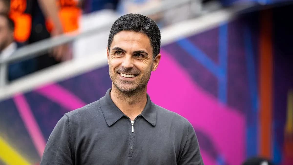 Entrenador sonriente en el banquillo durante partido