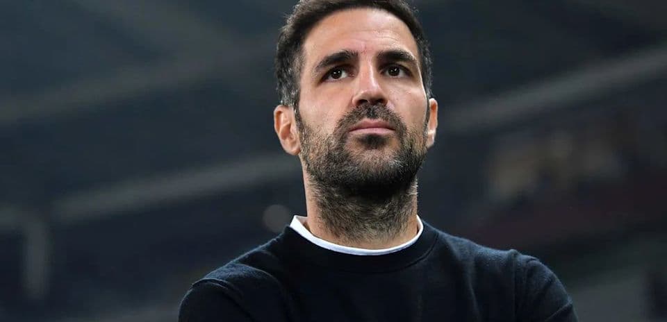 Entrenador observando desde la línea de banda