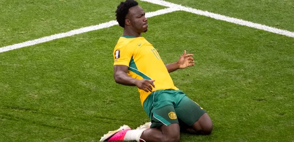 Jugador de fútbol celebrando en el campo