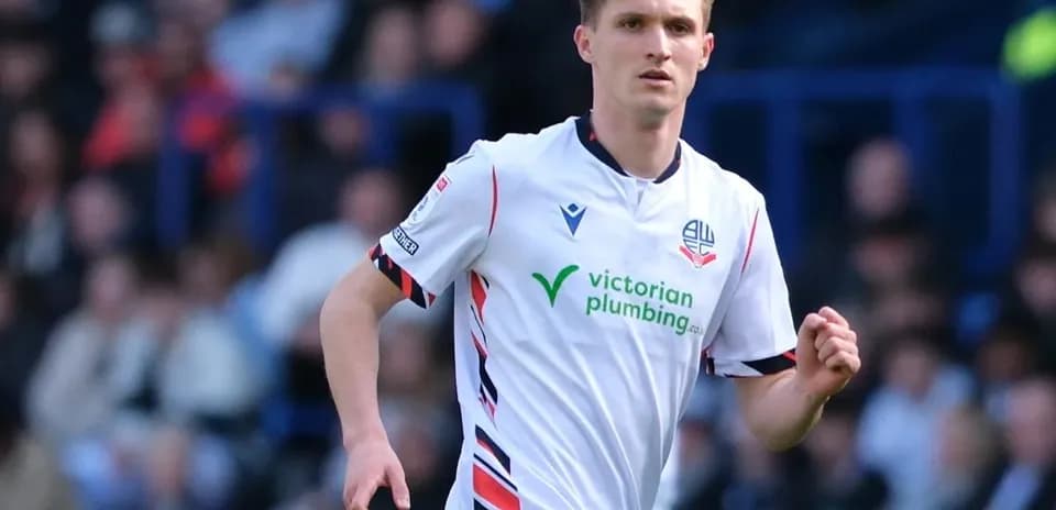 Jugador de Bolton Wanderers en acción durante partido