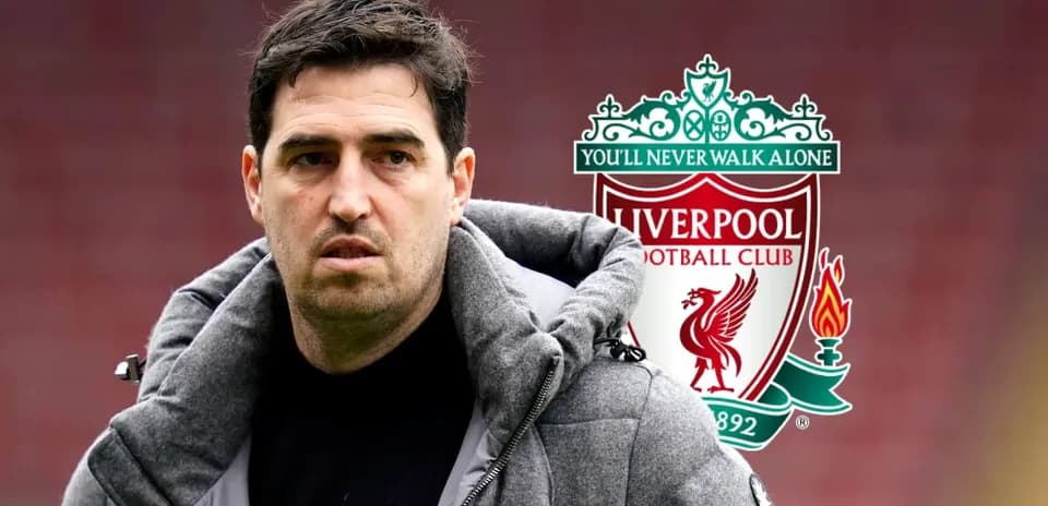 Entrenador de fútbol frente al logo de Liverpool