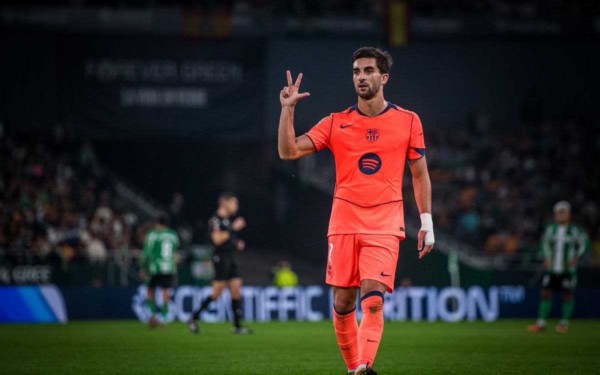 Jugador del Barcelona en acción durante el partido