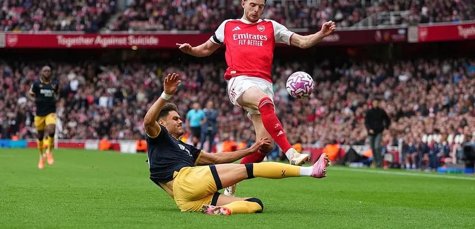Jugador de Arsenal esquivando a un rival de West Ham