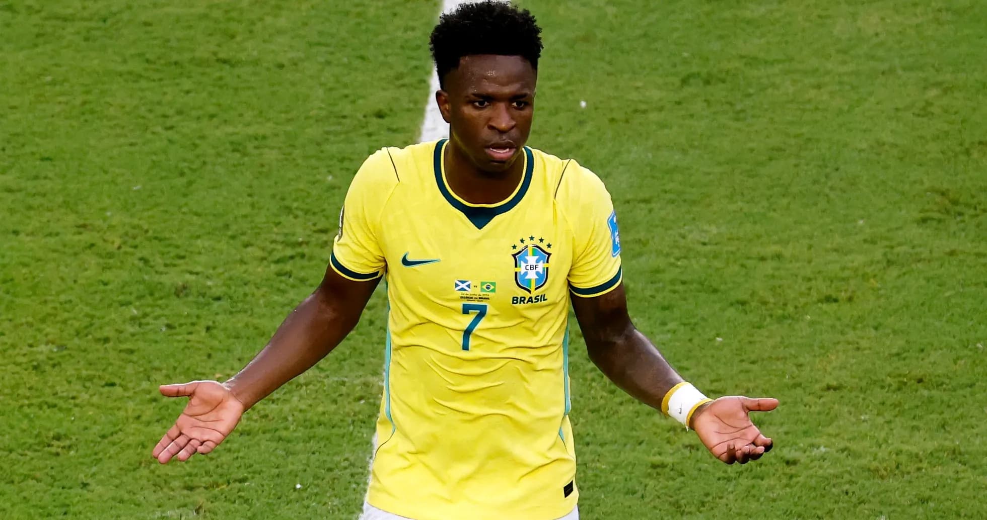 Jugador de Brasil con camiseta amarilla gesticulando en el campo