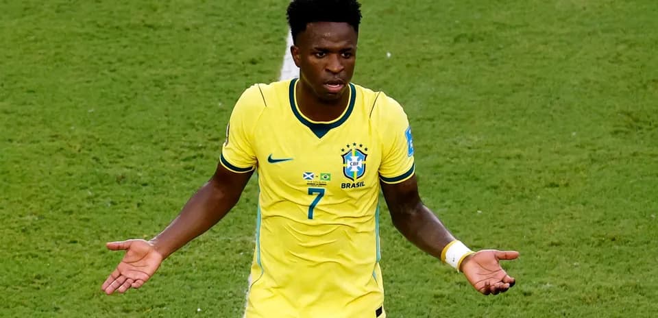 Jugador de Brasil con camiseta amarilla gesticulando en el campo