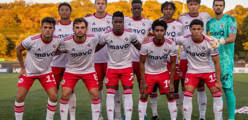 Jugadores de North Texas en alineación previa al partido