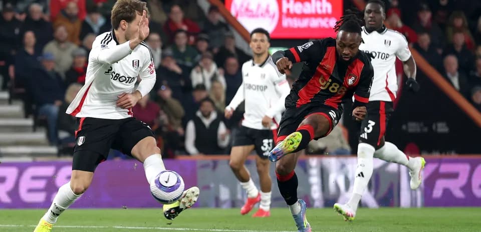 Jugadores de Fulham y Bournemouth en acción