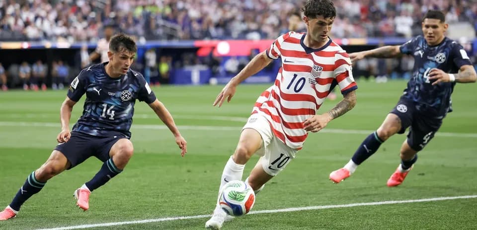 Jugador estadounidense driblando mientras es perseguido