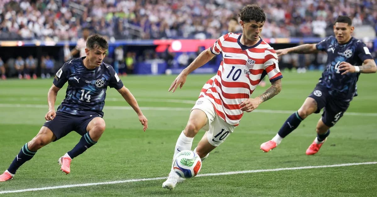Jugador estadounidense driblando mientras es perseguido