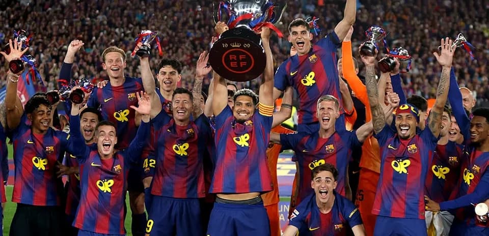 Jugadores del Barcelona celebrando el trofeo