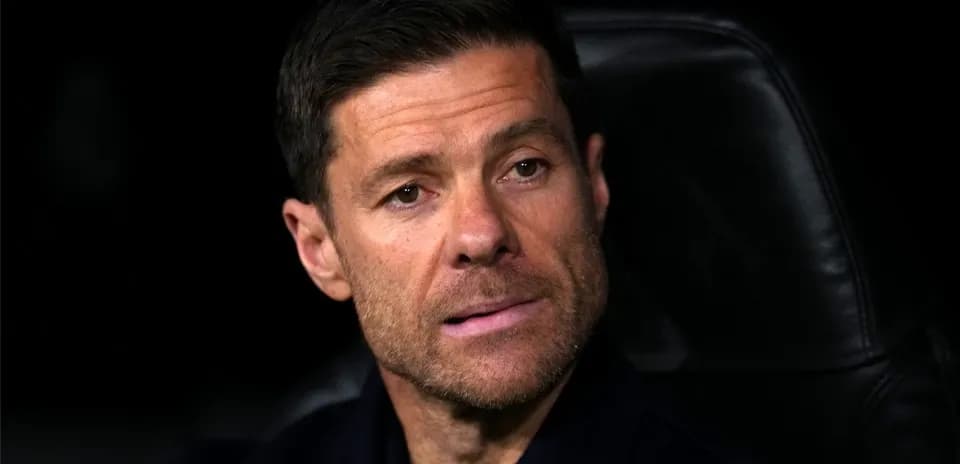 Entrenador sentado en el banquillo durante el partido