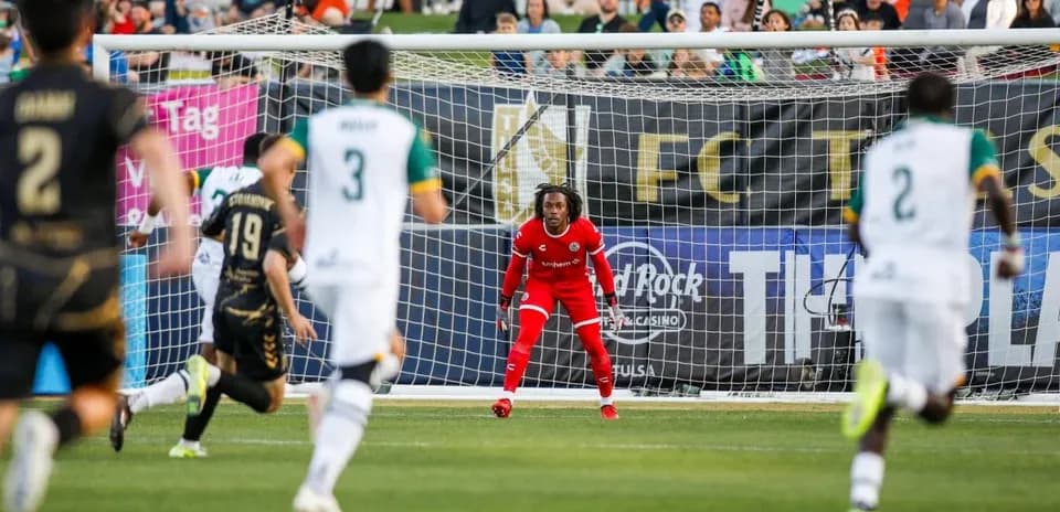 Portero preparándose para un tiro penal