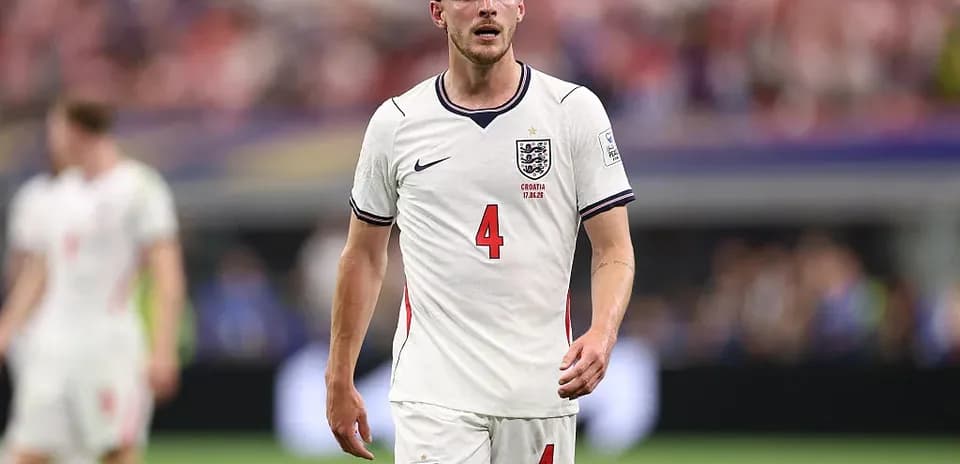 Jugador de Inglaterra caminando por el campo