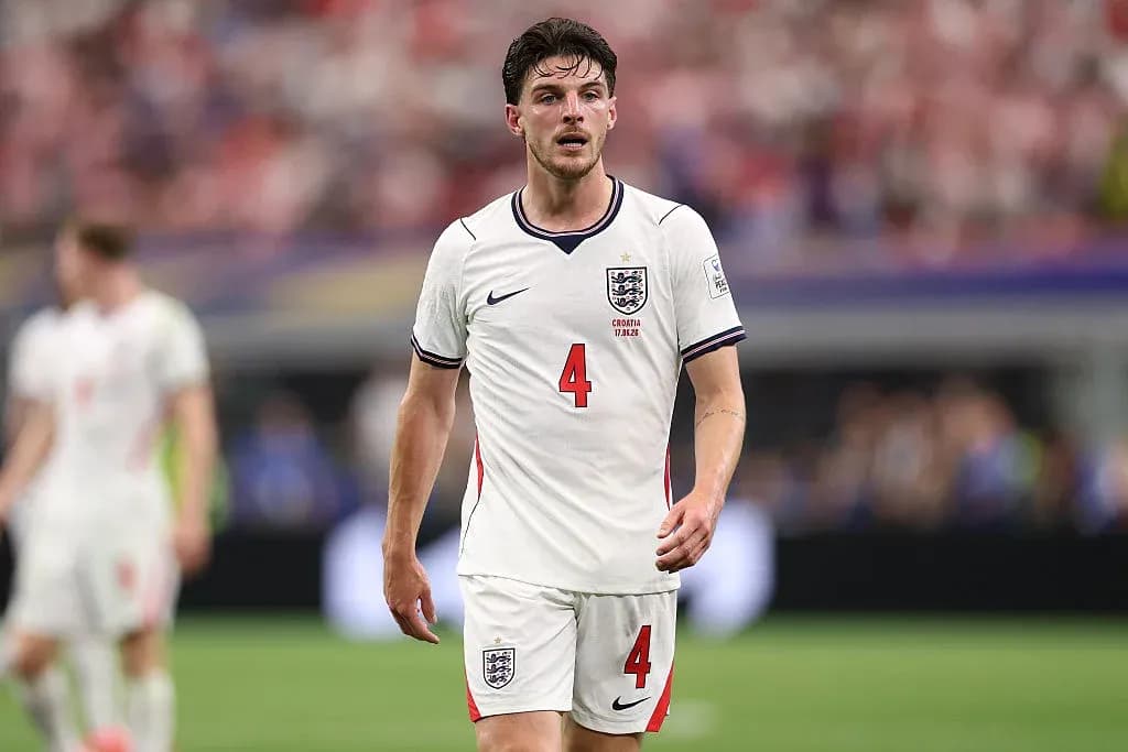 Jugador de Inglaterra caminando por el campo