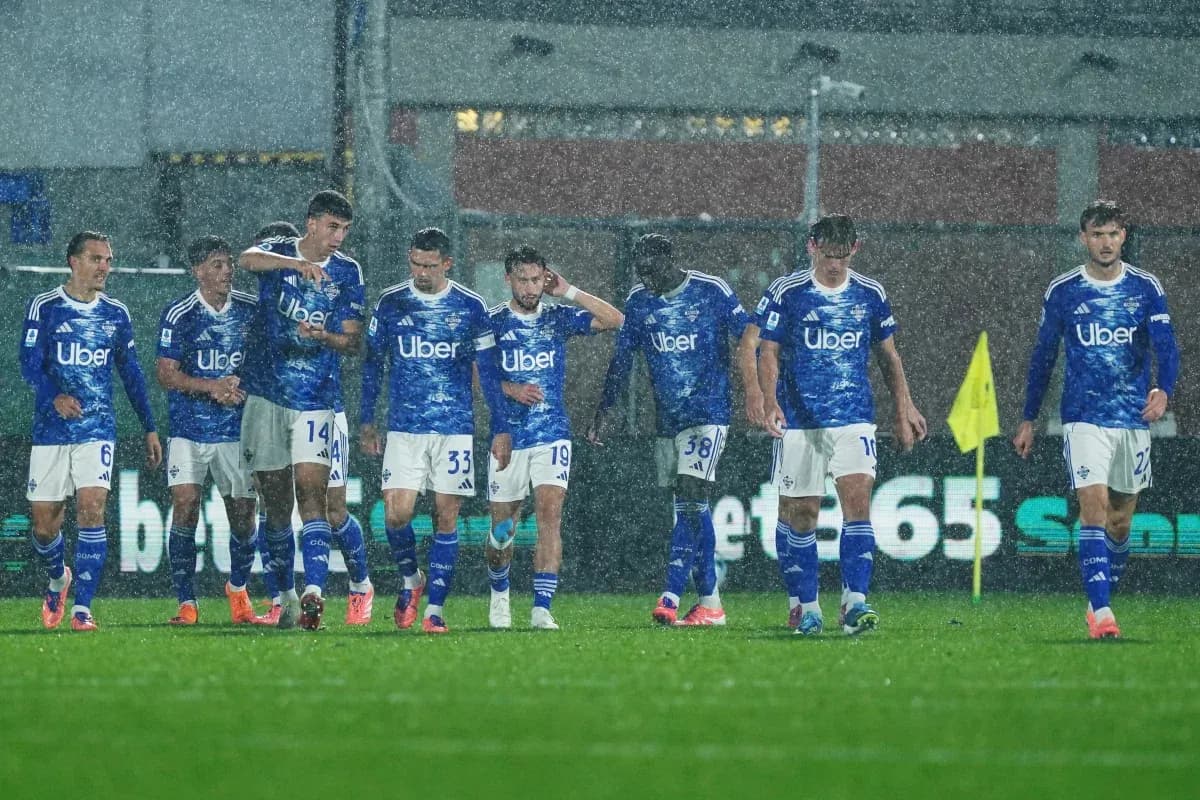 Jugadores de Como en partido de lluvia