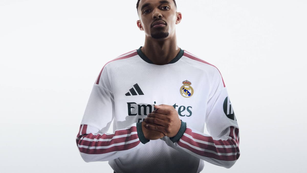 Jugador de Real Madrid posando con camiseta oficial