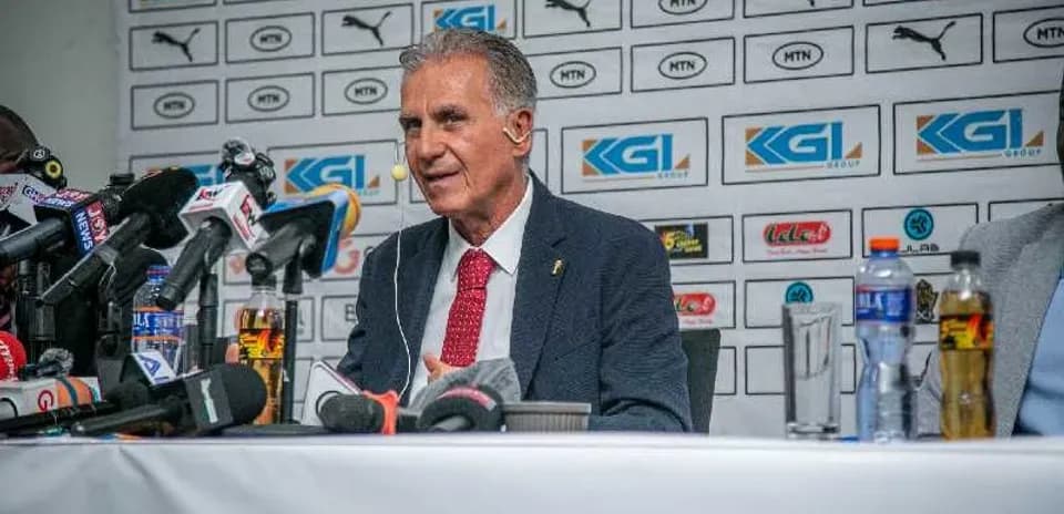 Entrenador en conferencia de prensa con micrófonos