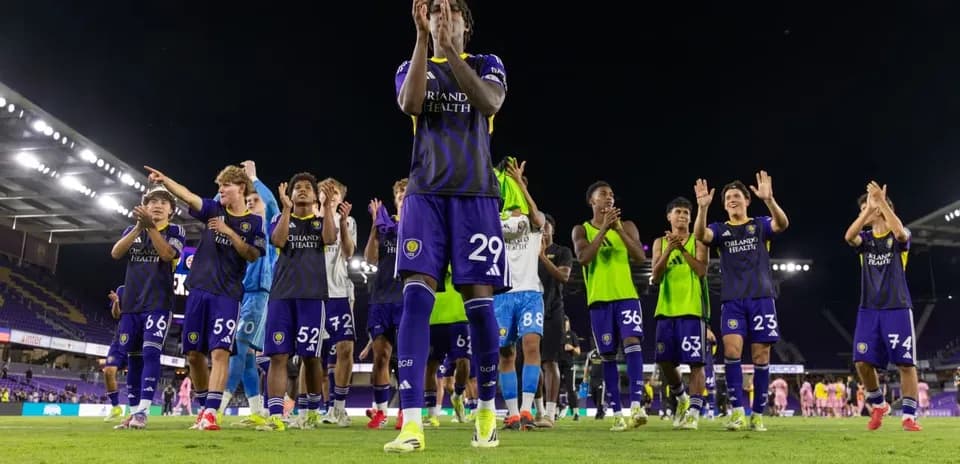Jugadores de Orlando City II celebrando en el estadio