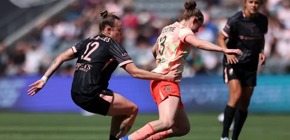 Jugadora de Portland Thorns W desafiando a rival
