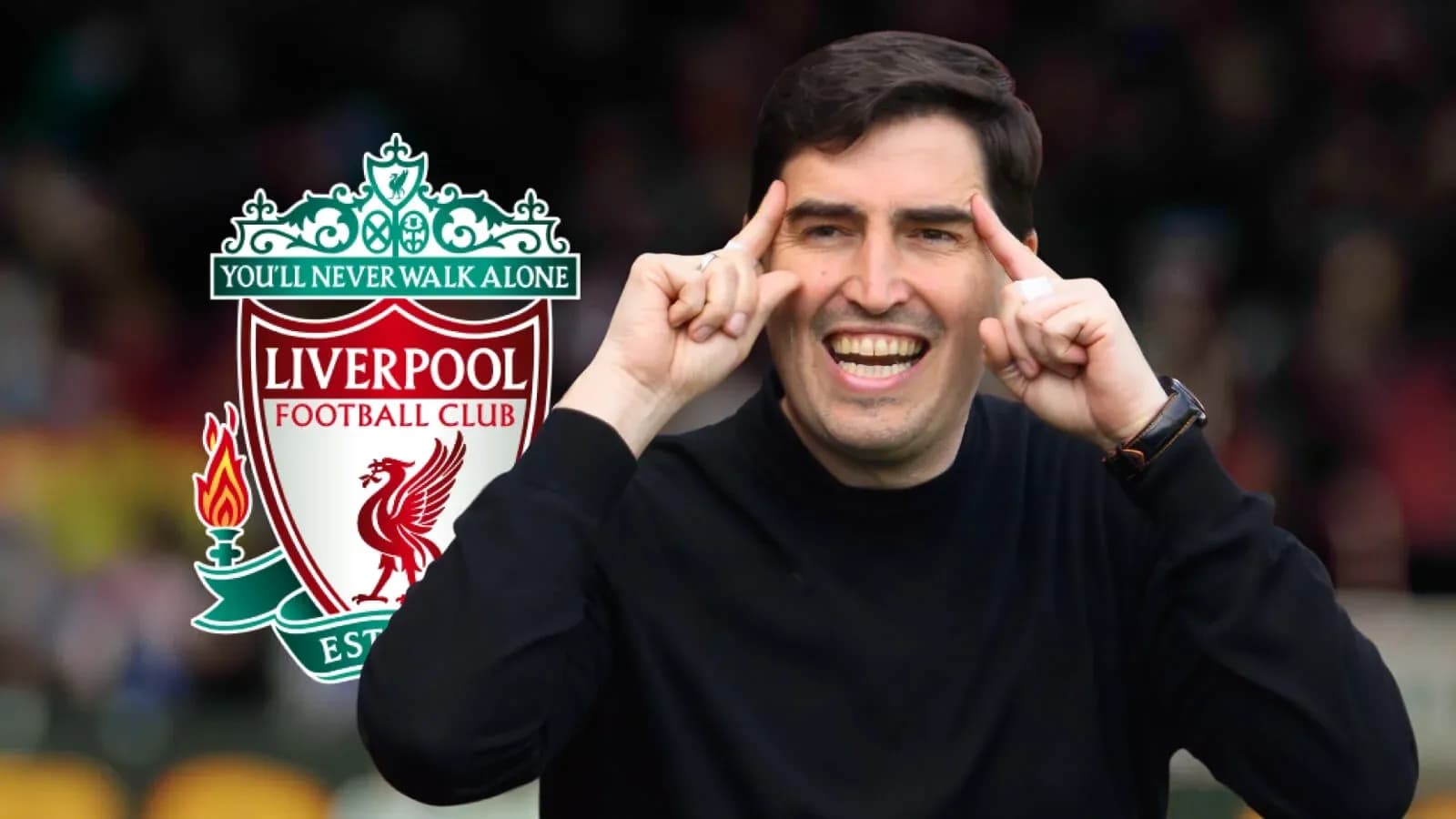 Entrenador señalando mientras sonríe con logo de Liverpool
