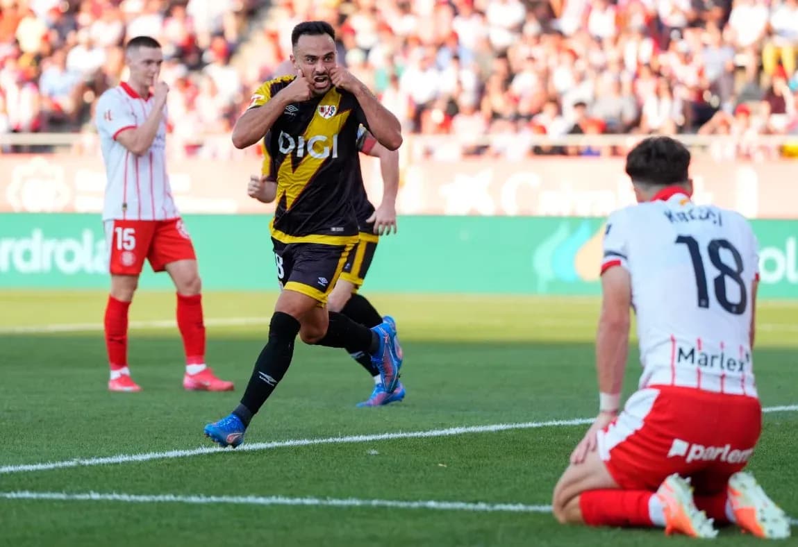 Jugador de Rayo Vallecano celebra un gol
